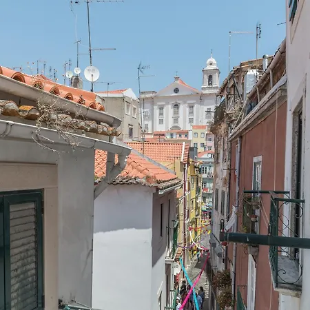 Out Alfama 2e Lizbona